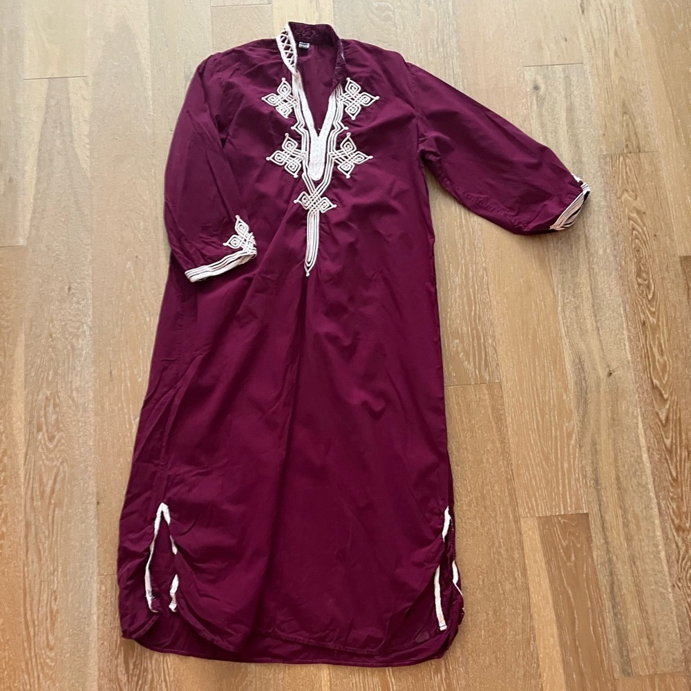 Embroidered Maroon caftan vintage used as is - Picture 3 of 6